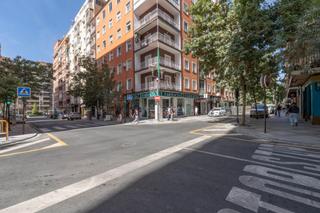 Appartement  Emperatriz eugenia. Céntrico piso de 3 dormitorios, 2 baños, patio, amplio salón y b