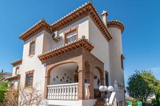 Chalet in La Zubia Ciudad. Impresionante chalet en la zubia con piscina y espacios amplios