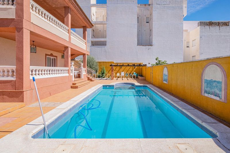 Foto be2b1858-ba97-4b30-89b7-b246d6927541. Xalet amb piscina a Láchar
