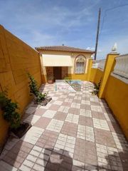 House in Torreblascopedro. Acogedora casa con piscina
