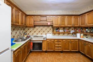 Appartement à Calle pintor zuloaga 19. Piso junto calle alhamar