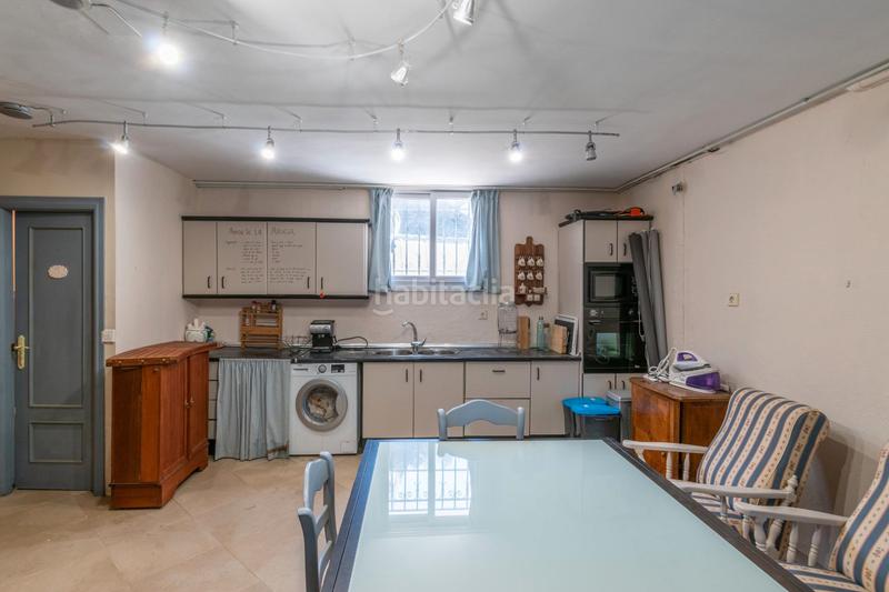 Foto 0f05f83c-1bda-4632-b31a-b88695c2e740. Casa pareada en calle julián besteiro 28 viveienda en esquina en Zubia (La)