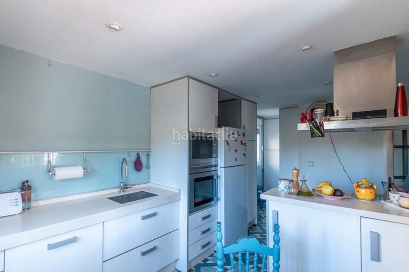 Foto 114850d7-dcc0-47bb-87ef-109ec6f38552. Casa pareada en calle julián besteiro 28 viveienda en esquina en Zubia (La)