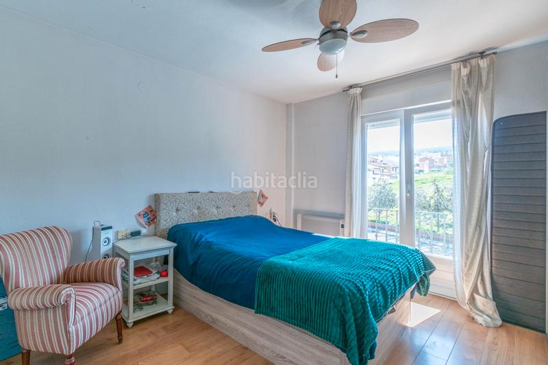 Foto 572b519a-a70e-4dcf-b1b2-38a2f3b8ca74. Casa pareada en calle julián besteiro 28 viveienda en esquina en Zubia (La)