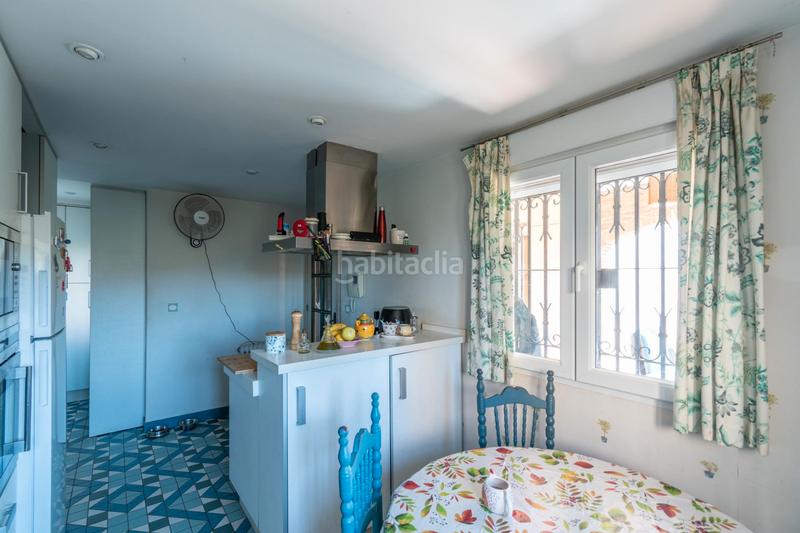 Foto 8d83de7a-f57c-458a-840a-b7281558a1a0. Casa pareada en calle julián besteiro 28 viveienda en esquina en Zubia (La)