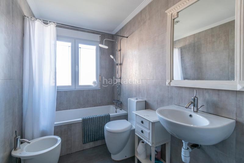Foto 9e17b6b7-35dd-4f4c-816d-88f0a343d911. Casa pareada en calle julián besteiro 28 viveienda en esquina en Zubia (La)