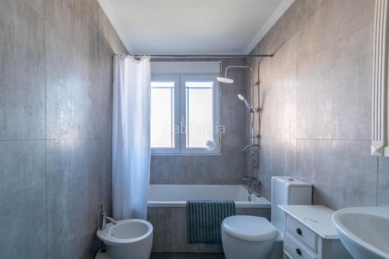 Foto b1b37b91-34d5-43ca-af76-5fa595792496. Casa pareada en calle julián besteiro 28 viveienda en esquina en Zubia (La)