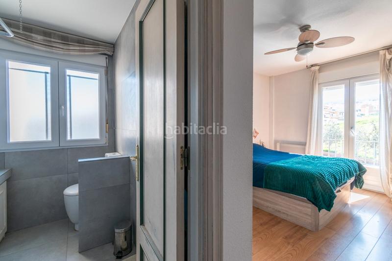 Foto d6959f9e-0e82-494b-a203-d31ef2d90c0e. Casa pareada en calle julián besteiro 28 viveienda en esquina en Zubia (La)