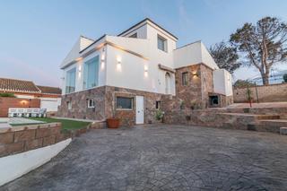 Xalet  Avenida suspiro del moro. Chalet totalmente reformado en otura