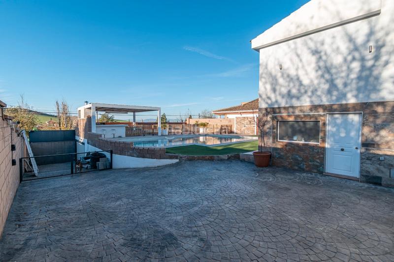 Foto c31ad6be-cd36-41b4-908b-b491548b75a9. Chalet  reformado con piscina en Otura