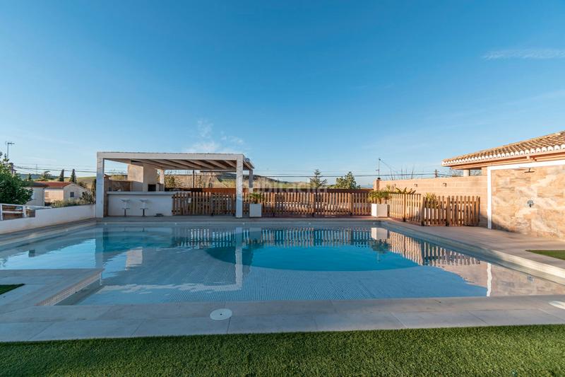 Foto fa539fad-30cd-484d-9f88-44d4f0eb0a1a. Chalet  reformado con piscina en Otura