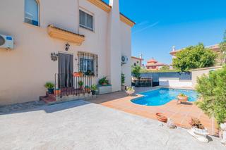 Casa aparellada  Calle cigüeña. Chalet pareado con piscina