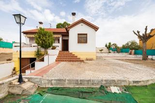 Chalet  Avenida montevive. Chalet en las gabias(campo de golf)