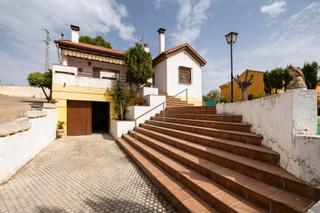 Xalet  Avenida montevive. Chalet en las gabias(campo de golf)