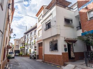Casa  Calle del rio. Casa haciendo esquina en pinos genil
