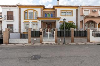 Haus  Calle calle de fuensanta, 24. Espectacular chalet en el centro de atarfe