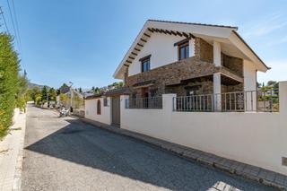 Chalet en Cumbres Verdes. Amplia y moderna casa en cumbres verdes, la zubia  oportunidad 