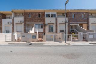 Casa adosada  Calle once de marzo 4. Adosada en belicena con piscina comunitaria