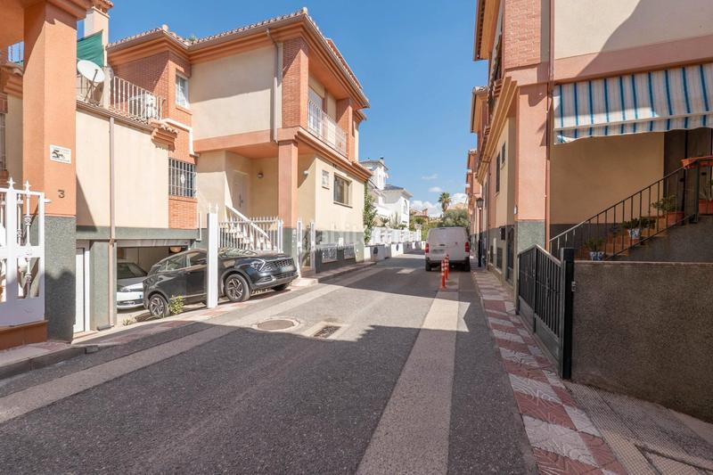 Foto b631af52-ada0-47e6-a881-1a63feeacce3. Casa aparellada amb aparcament a Cájar