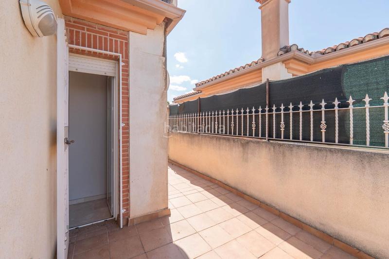 Foto cc9bbf48-2ac9-46df-bd13-177986183c1b. Casa aparellada amb aparcament a Cájar