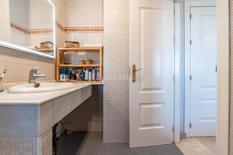 Foto eea2ef27-b138-41a1-83cf-2d274471a969. Casa aparellada amb aparcament a Cájar