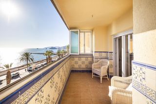 Pis  Paseo reina sofía 12. Piso en primera linea de playa