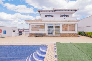 Rent Chalet in Calle real de málaga 93. Chalet independiente con piscina