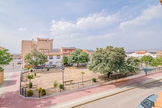 Casa  Plaza leonardo da vinci 8. Adosada  con vistas despejadas