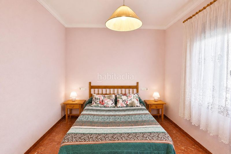 Foto dbf7d2e2-a5b5-40c6-a4de-80bb336cf77e. Xalet amb xemeneia aparcament a Padul