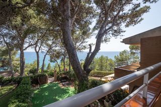Maison jumelée à Calle pas mala dona 8. Casa en primera linea de mar con piscina y 2 plazas de parking