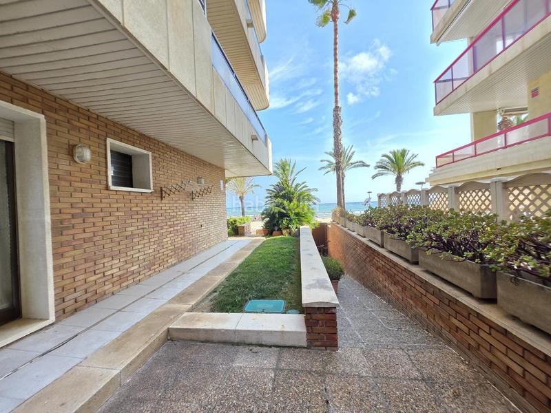 Foto 74f81829-e47d-4718-8d5f-e505ad46de79. Planta baja magnifica planta baja frontal al mar y jardin privado de 200m en paseo miramar en Salou