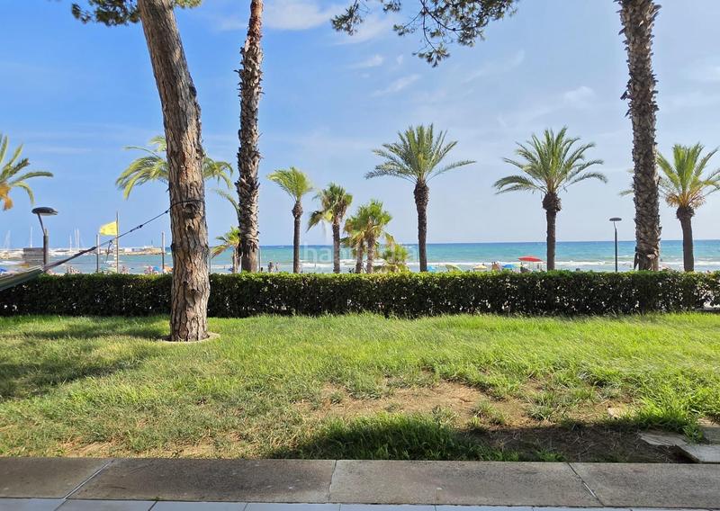 Foto d4f89bc6-14ce-40f4-a6d5-b65def5a2d01. Planta baja magnifica planta baja frontal al mar y jardin privado de 200m en paseo miramar en Salou
