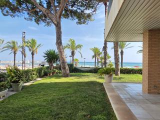 Rez-de-chaussée à Platja de Ponent. Magnifica planta baja frontal al mar y jardin privado de 200m en