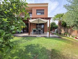 Maison jumelée à El Dorado Platja. Casa chale esquinero 600 mts. de la playa la llosa