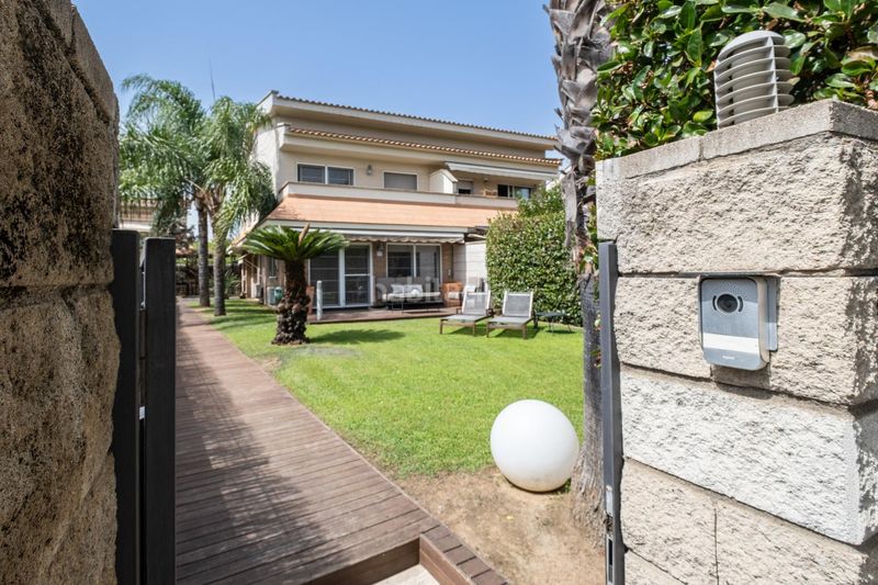 Foto a0c2dee1-b5eb-49ef-b37e-2d963ee6ee8d. Casa adossada amb aparcament a Centre Salou
