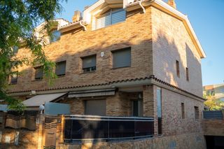 Casa a schiera in Barenys. Casa esquinera de 5 habitaciones en barenys
