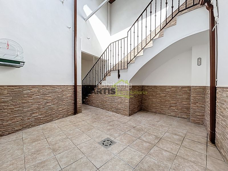 Foto 900d1288-0c8c-4d88-8c6f-ef0539aa07c6. Casa  con elevador en Puente Genil