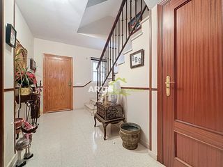 Casa adossada a Puente Genil. Oportunidad en piscina cubierta: gran casa unifamiliar con patio