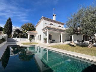 Chalet à Puerto Deportivo. Preciosa villa a 200m de la playa de fuengirola