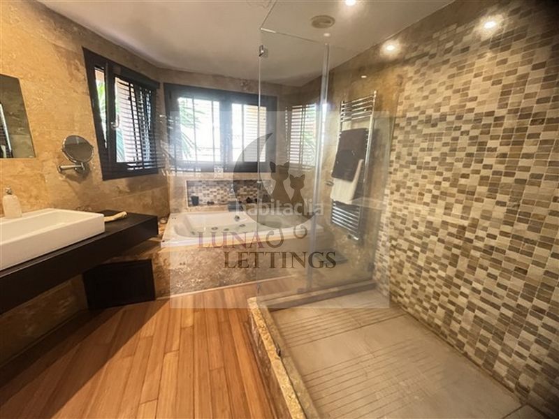 Foto ba06278e-de3d-40b1-b4e5-a1eb069fd6f1. Location chalet dans urbanización el rosario 466 dans Marbella