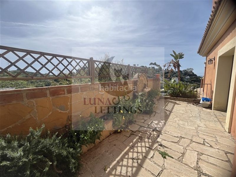 Foto c6e16c12-22a2-48a9-9ab2-7fa6cd38d6de. Location chalet dans urbanización el rosario 466 dans Marbella