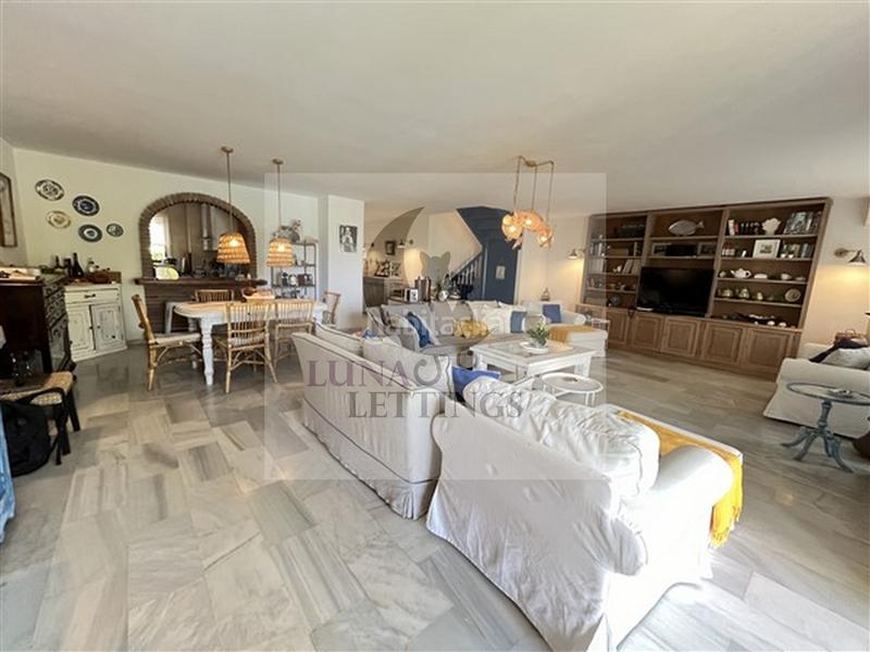 Foto 44d0d7f4-6c5e-41a9-ad64-f427f0bd4dcb. Location duplex dans avenida jacaranda 2 dans Las Chapas - Alicate Playa Marbella