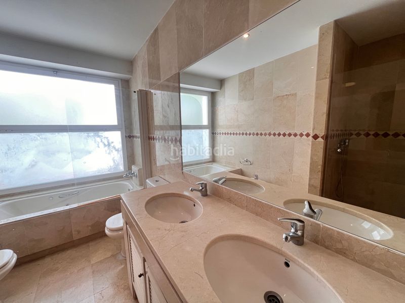 Foto e4ce8a1b-1413-4289-9564-1b1e3e5da878. Casa adossada a calle concha lagos 4 a lomas de Marbella club Marbella