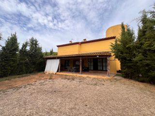 Chalet  Avenida del manzano. Villa familiar de estilo rústico con 4 dormitorios y gran potenc
