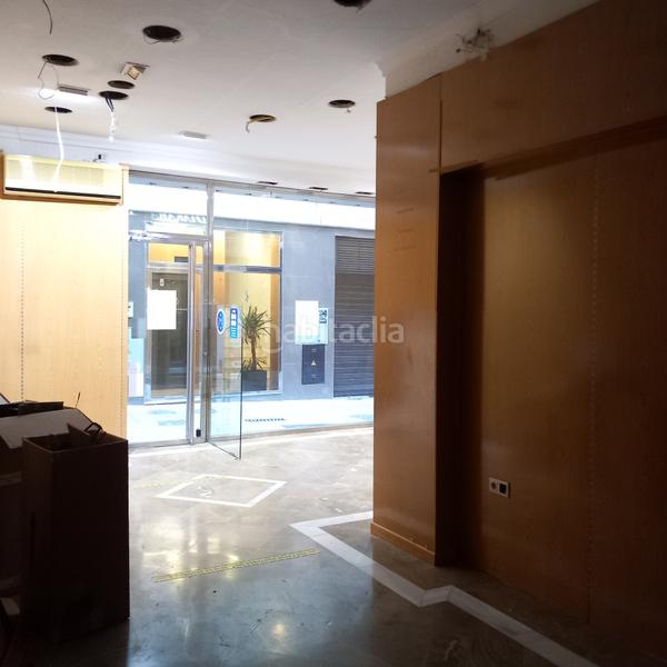 Foto 6822c6f1-7029-43f5-ab3a-43410f240ed3. Alquiler local comercial se alquila local en pleno centro en Granada