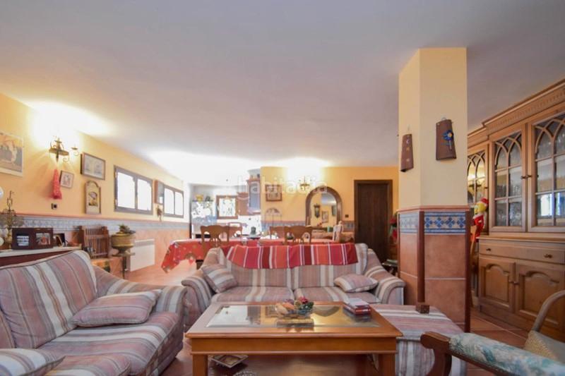 Foto c1aa8623-b327-4f31-9ec9-e5a33631c614. Xalet amb aparcament piscina a Maracena