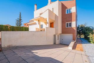 Chalet  Calle veleta. Chalet independiente parcela 850mts en la zubia laurel de la rei