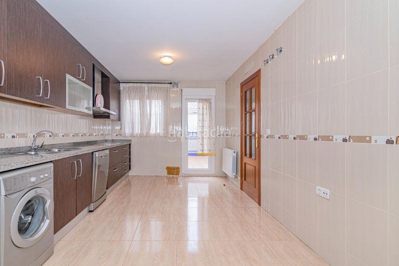 Foto b99761d5-5a75-4abd-a066-1d2933bb26f4. Xalet amb xemeneia calefacció aparcament piscina a Atarfe