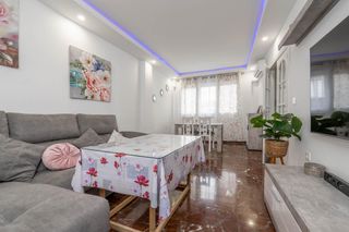 Casa adossada a Calle antonio gala 25. Encantadora casa reformada en ogijares con vistas y espacios par