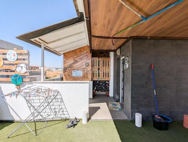 Foto 27dd2292-0166-4e83-b4c8-f1d6531745ad. Casa adosada casa en venta en Cúllar Vega